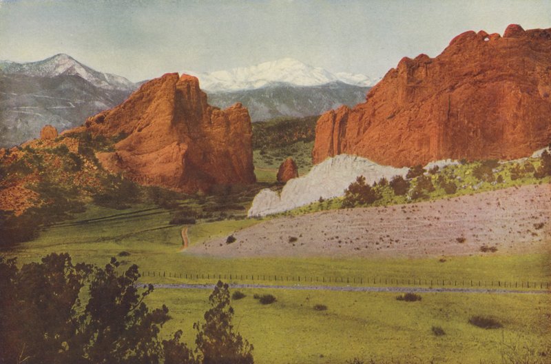 Gateway, Garden of the Gods, Colorado, Pikes Peak a távolban (színes fotó) alkotó: American Photographer