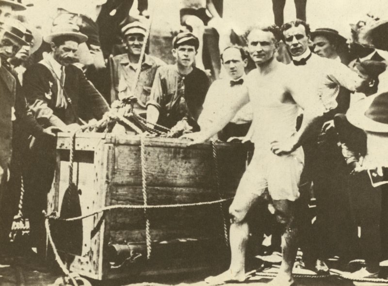 Harry Houdinit leeresztik a jéggel borított Detroit folyóba 1907-ben (fekete-fehér fotó) alkotó: American Photographer