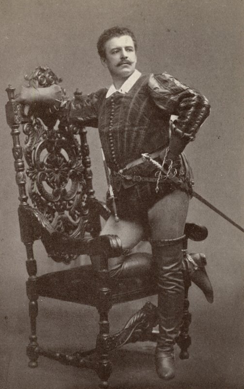 Jean de Reszke, mint Raoul, a "Les Huguenots" című filmben (fekete-fehér fotó) alkotó: American Photographer