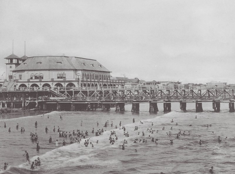 Long Beach, Kalifornia: Municipal Auditorium és fürdőhelyszín (fekete-fehér fotó). alkotó: American Photographer