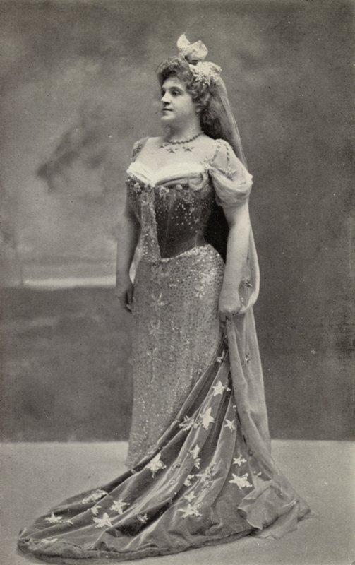 Marcella Sembrich, mint Astrifiammante, az éjszaka királynője, A varázsfuvolában (fekete-fehér fotó) alkotó: American Photographer