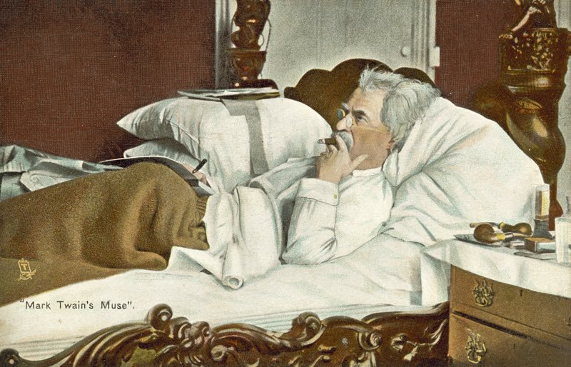 Mark Twain, ágyban fekve, szivarozva (színes fotó) alkotó: American Photographer