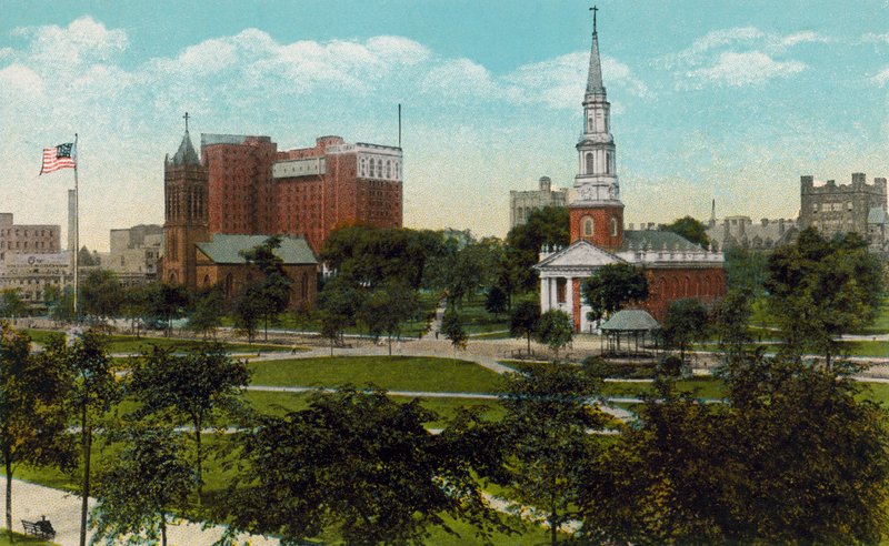 New Haven, Conn: Taft Hotel és a Center Church a Green túloldaláról (színes fotó) alkotó: American Photographer