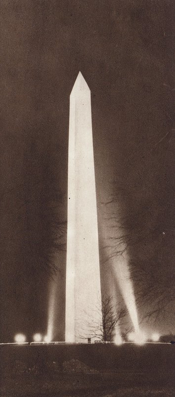 Fényszórókkal megvilágított obeliszk éjszaka (fekete-fehér fotó) alkotó: American Photographer