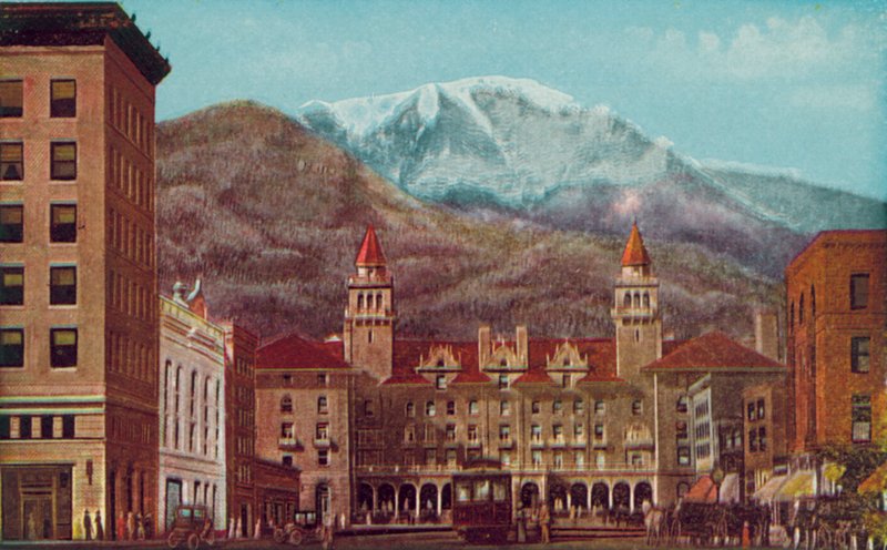 Pikes Peak Avenue, Colorado Springs, Colorado, Pikes Peak a távolban (színes fénykép) alkotó: American Photographer