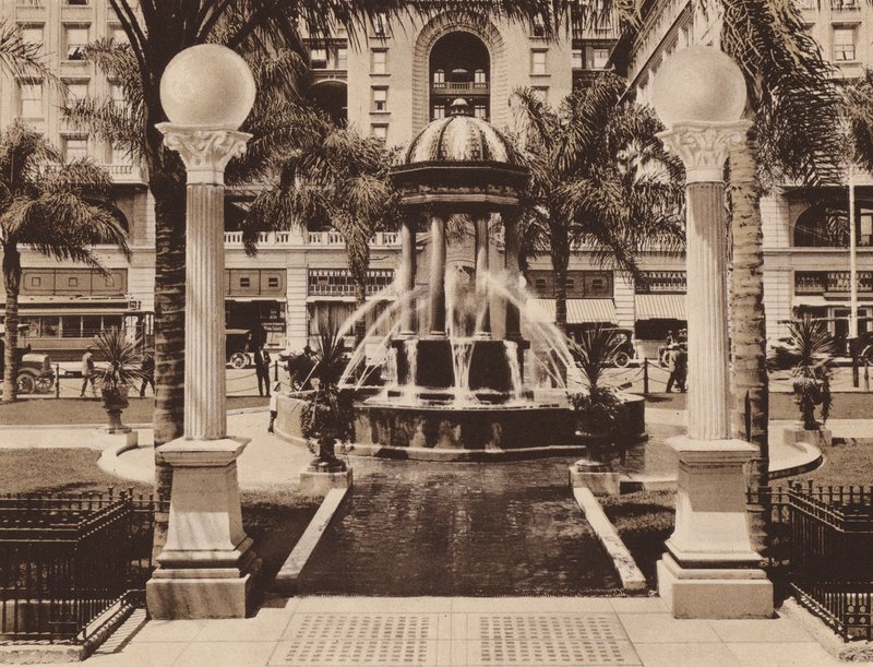 San Diego: Wilde adományozta a városnak (fekete-fehér fotó): Elektromos szökőkút a Plaza Parkban, a US Grant Hotel előtt. alkotó: American Photographer