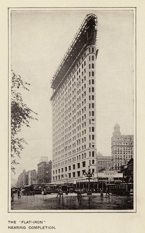 A "Flat-Iron" a befejezéshez közeledik (fekete-fehér fotó) alkotó: American Photographer