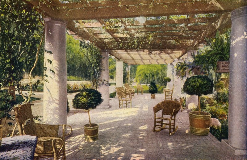 A pergola, a kaliforniai otthon egyik jellegzetessége (színes fotó) alkotó: American Photographer