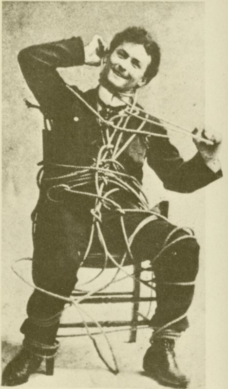 A fiatal Harry Houdini 1898-ban egy szabadulóköteles trükköt mutat be (fekete-fehér fotó) alkotó: American Photographer