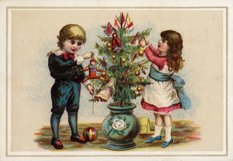 Gyermekek egy kis karácsonyfát díszítenek alkotó: American School