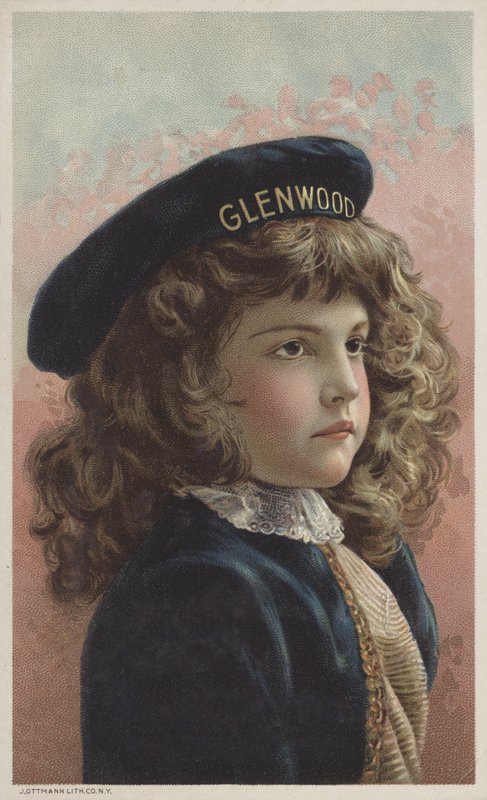 Csinos lány göndör barna hajjal és Glenwood (chromolitho) feliratú sapkával. alkotó: American School