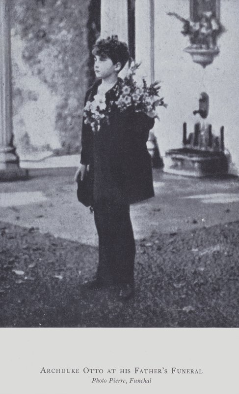 Ottó osztrák főherceg apja temetésén 1922-ben (f/w fotó) alkotó: Austrian Photographer