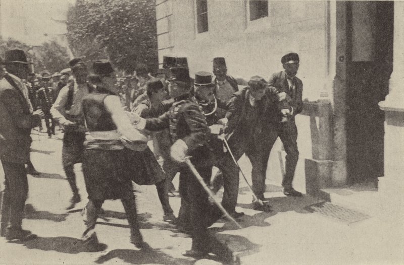Gavrilo Princip letartóztatása, miután meggyilkolta Ferenc Ferdinánd osztrák főherceg Szarajevóban alkotó: Austrian Photographer