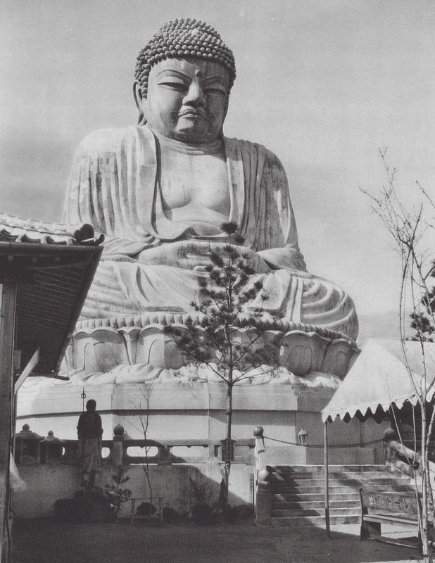 Japán: Buddhastatue in Beppu (fekete-fehér fotó) alkotó: Axel von Graefe