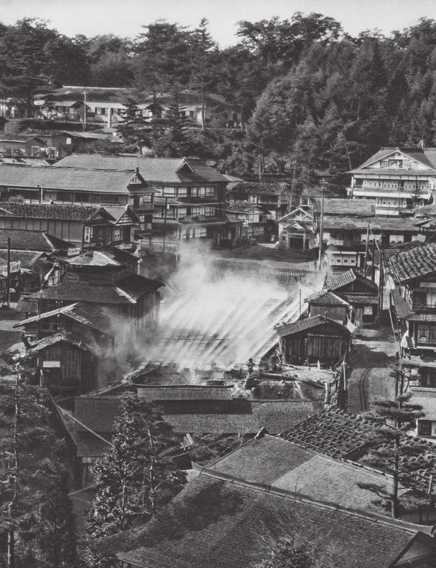 Japán: Kusatsu, kénes források (fekete-fehér fotó) alkotó: Axel von Graefe