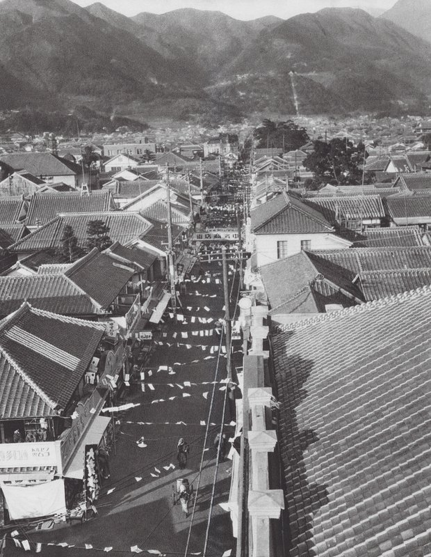 Japán: Beppu bevásárlóközpontja (fekete-fehér fotó) alkotó: Axel von Graefe