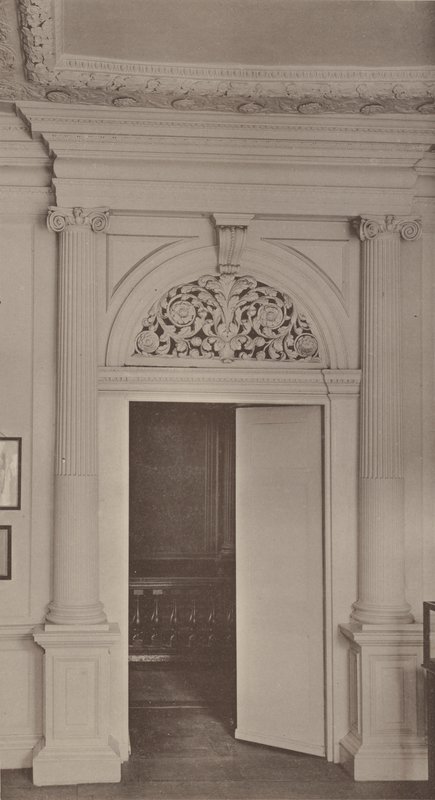Egy ajtó az Ashburnham House-ban, Westminsterben alkotó: Charles Latham