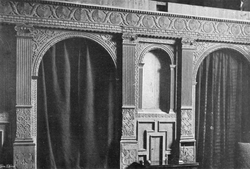 A képernyő egy része a teremben alkotó: Charles Latham