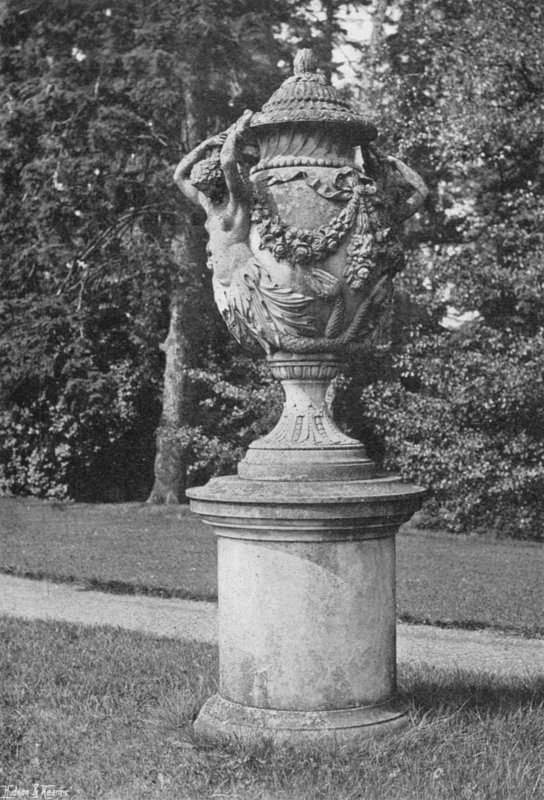 Egy kőurna a Newbold Revelben alkotó: Charles Latham