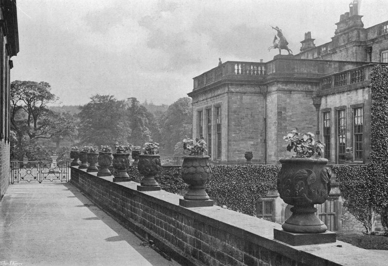 Faragott kővázák, East Terrace (f/w fotó) alkotó: Charles Latham
