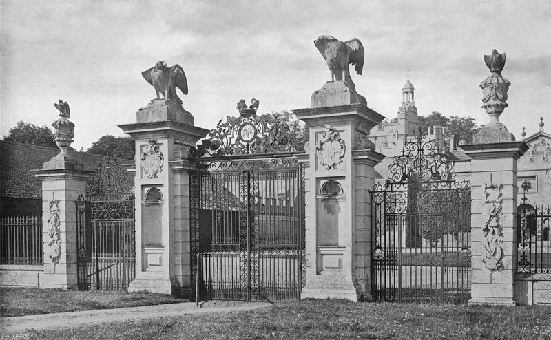Drayton: The Forecourt Gates (f/w fotó) alkotó: Charles Latham