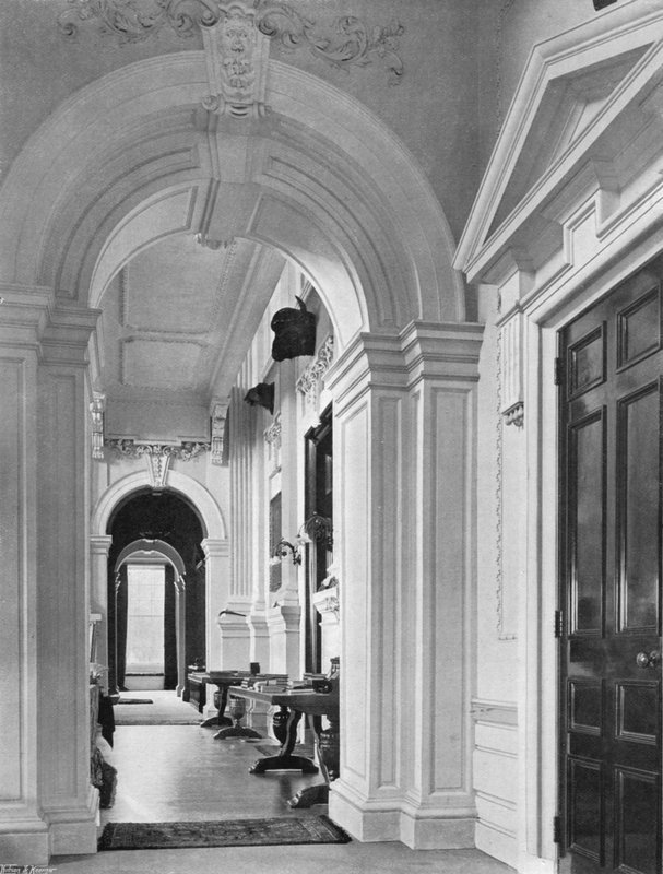 Keleti folyosó alkotó: Charles Latham