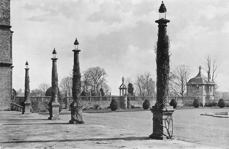 Keleti előtér alkotó: Charles Latham