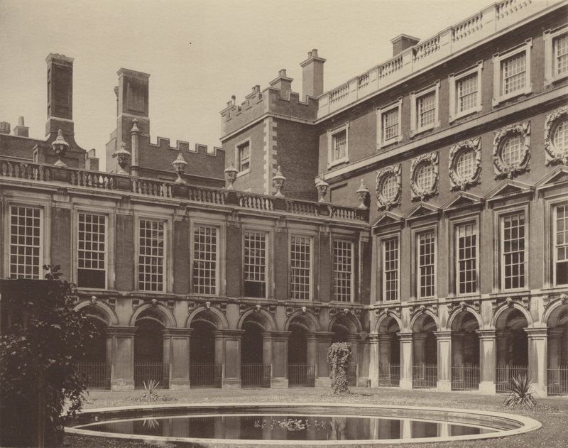 Hampton Court Palace, a Fountain Court alkotó: Charles Latham
