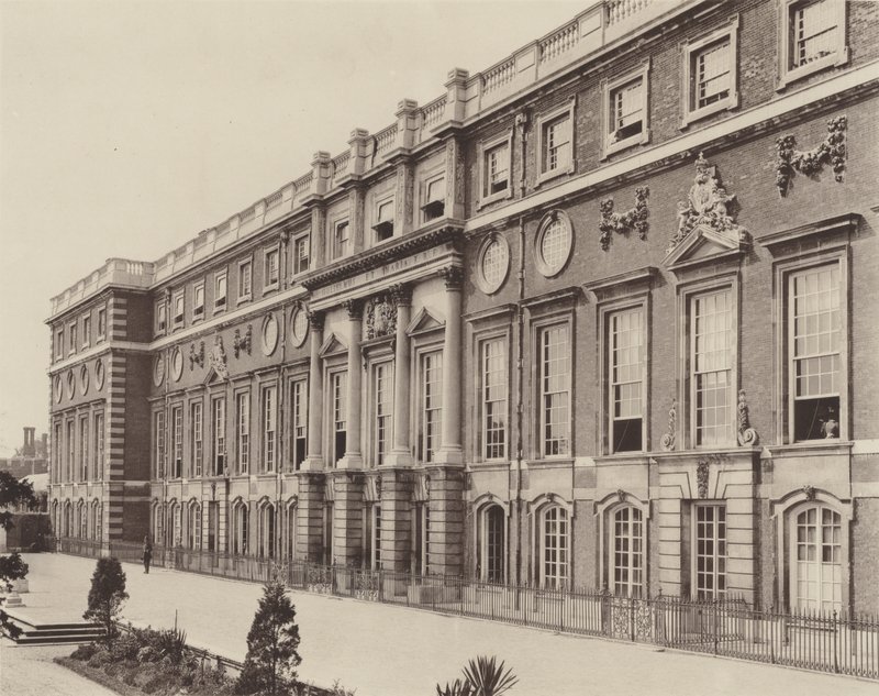 Hampton Court Palace, a River Front alkotó: Charles Latham