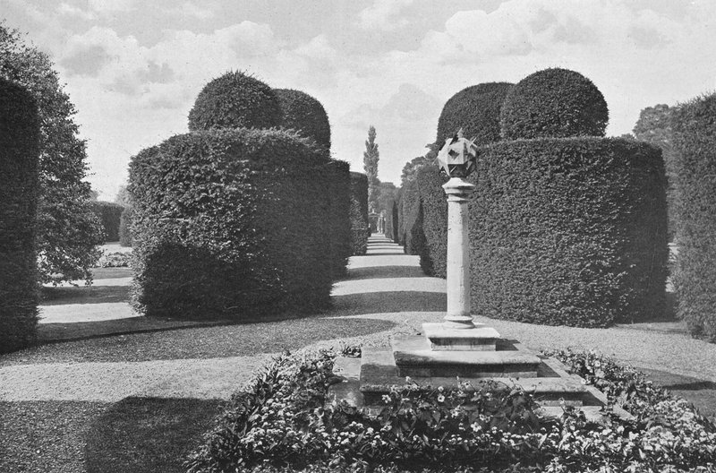 Heslington Hall: Shapely Topiary Work alkotó: Charles Latham