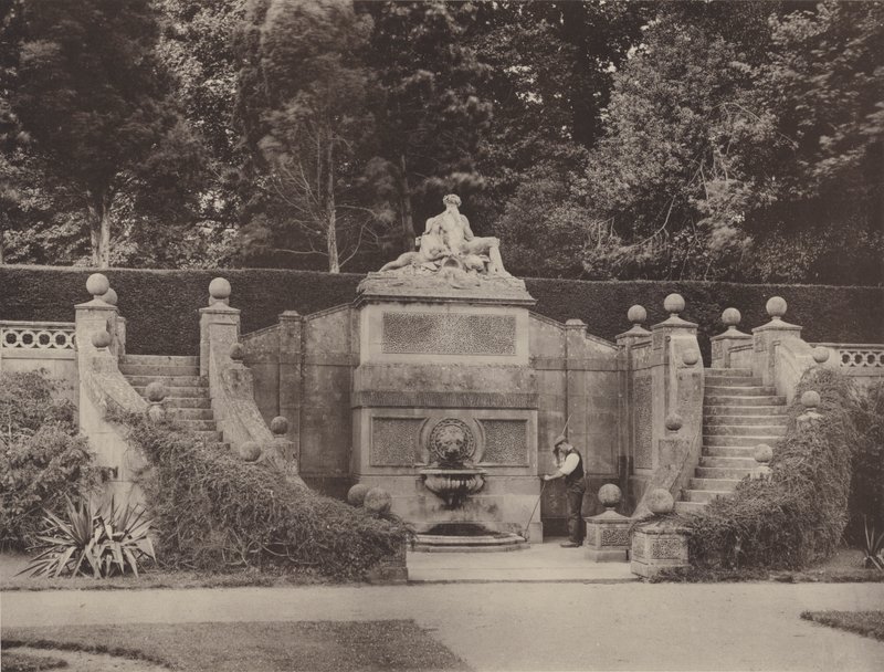 Falfestmény szökőkút a kertben, Bowood, Wilts alkotó: Charles Latham