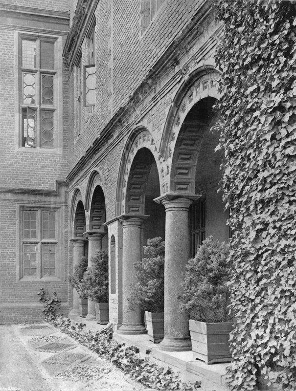 Délnyugati Loggia alkotó: Charles Latham