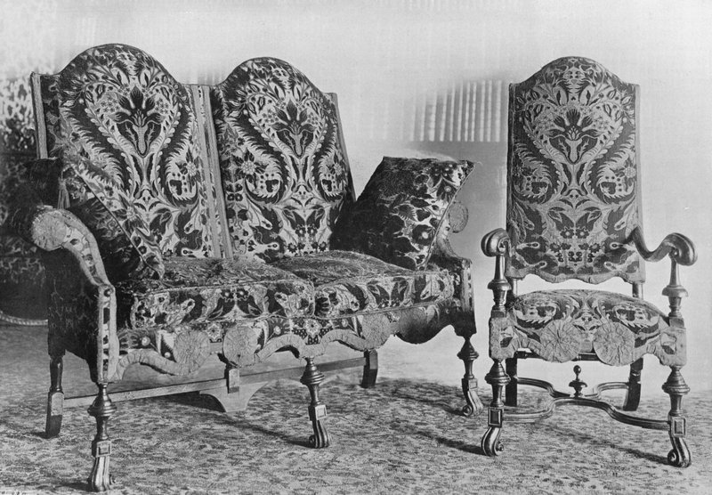 Lakosztály diófa székekből és kanapéhuzatokból angol bársonyból alkotó: Charles Latham