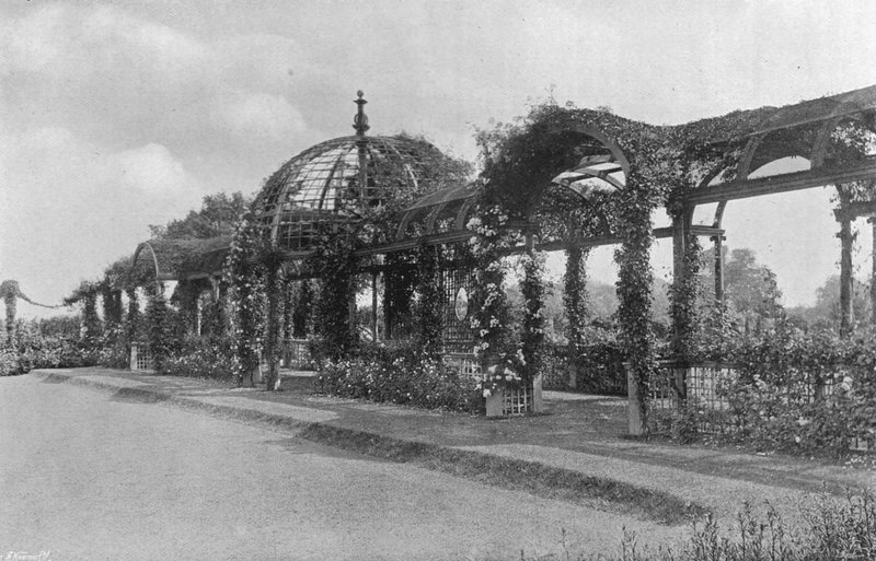 Elsüllyedt krokettgyep és keleti pergola alkotó: Charles Latham