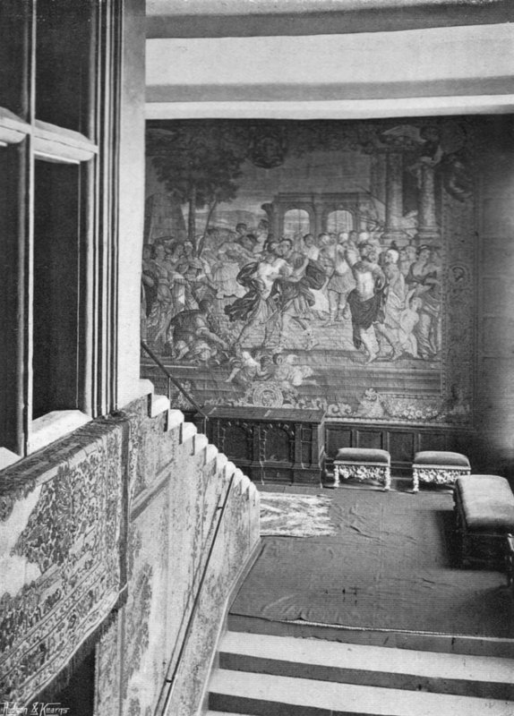 Gobelin a lépcsőházban alkotó: Charles Latham