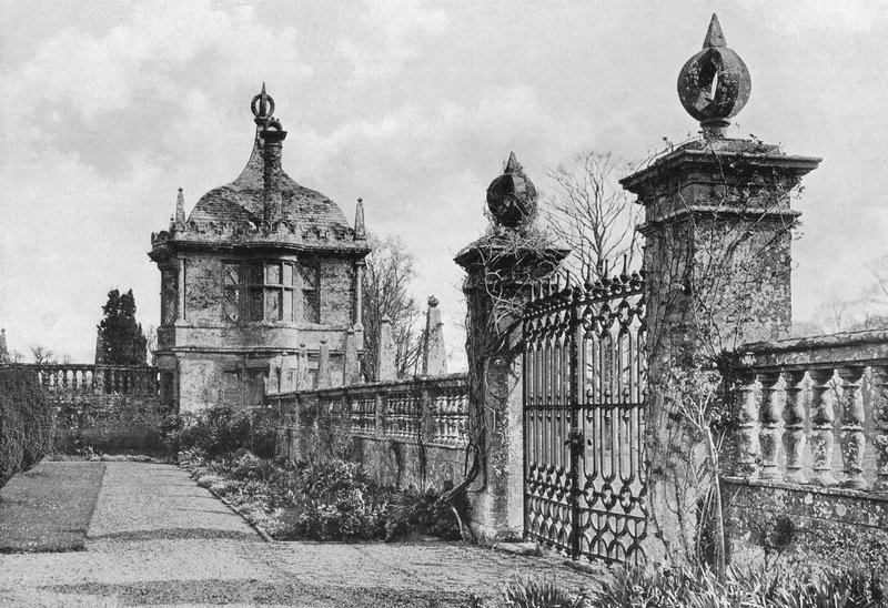 Az East Garden-House és az előtér kapuja alkotó: Charles Latham