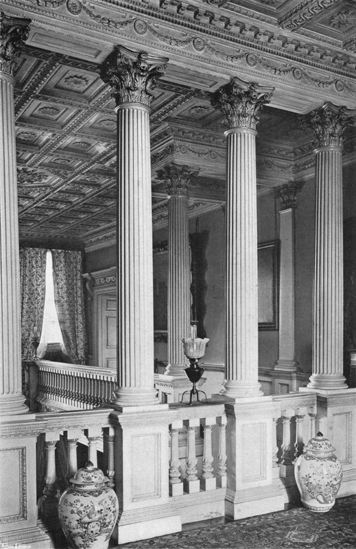 Bejárati Galéria alkotó: Charles Latham