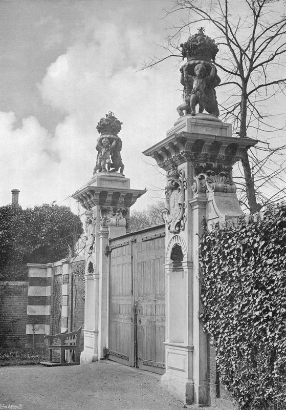 A Flower-Pot Gates Hampton Courtban alkotó: Charles Latham
