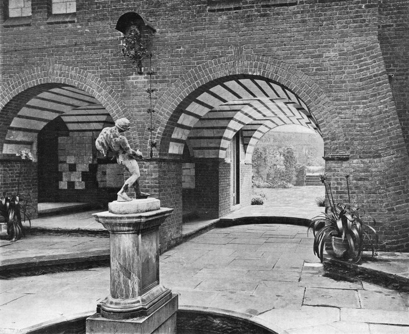The Fountain Court (f/w fotó) alkotó: Charles Latham