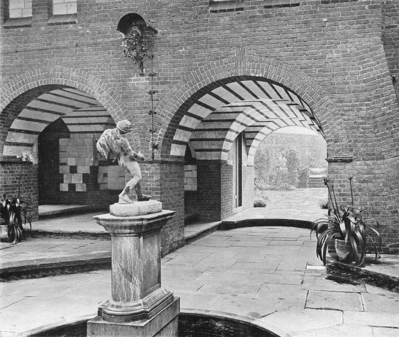 The Fountain Court (f/w fotó) alkotó: Charles Latham