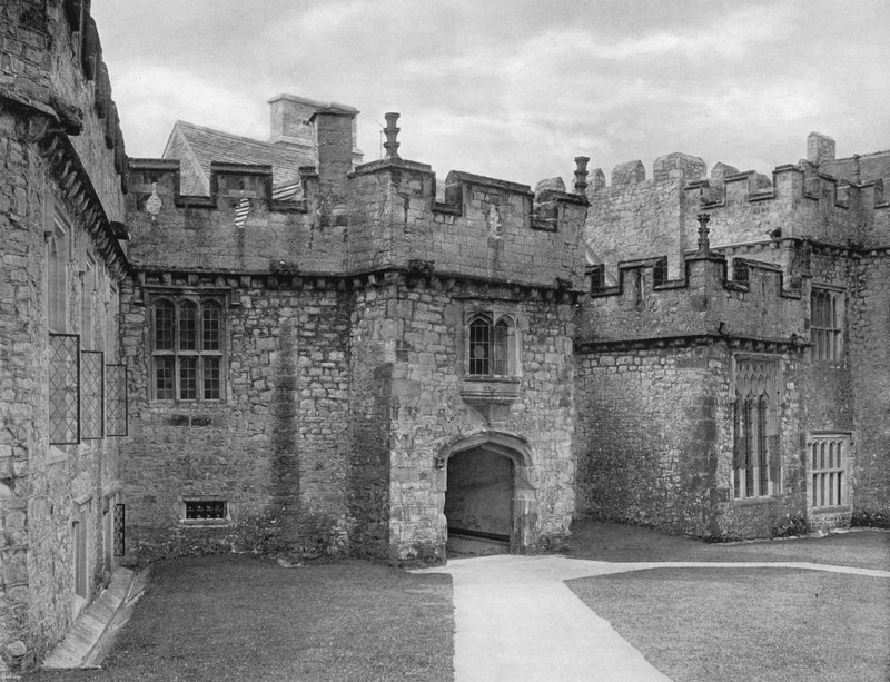 A Hall veranda az udvaron alkotó: Charles Latham