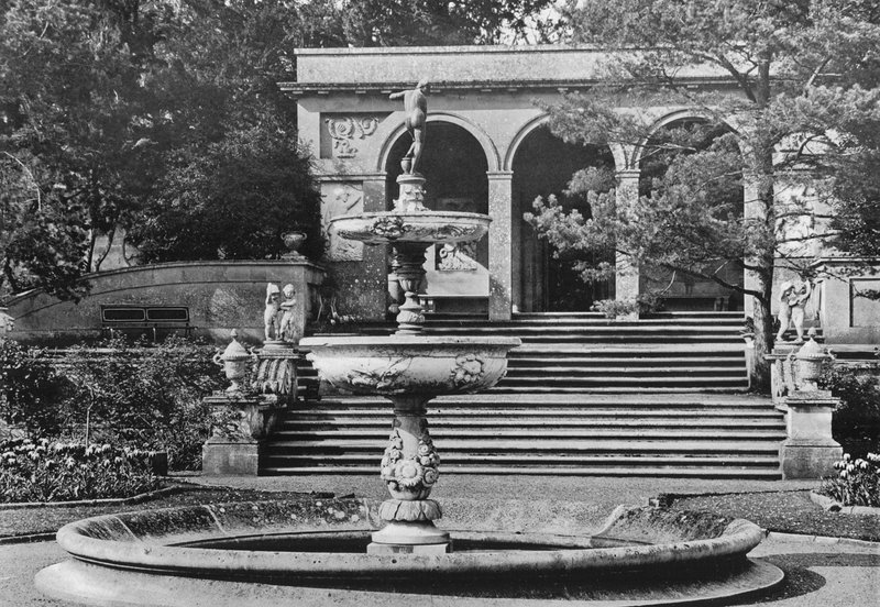 A loggia és a szökőkút alkotó: Charles Latham