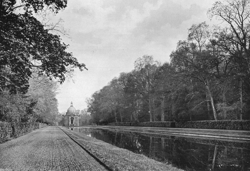 A Long Canal és a pavilon alkotó: Charles Latham