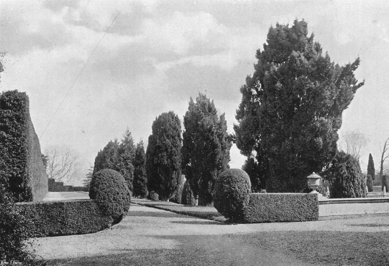 A Privy Garden emelt teraszai alkotó: Charles Latham