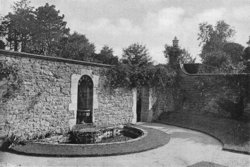 A Rose Court alkotó: Charles Latham