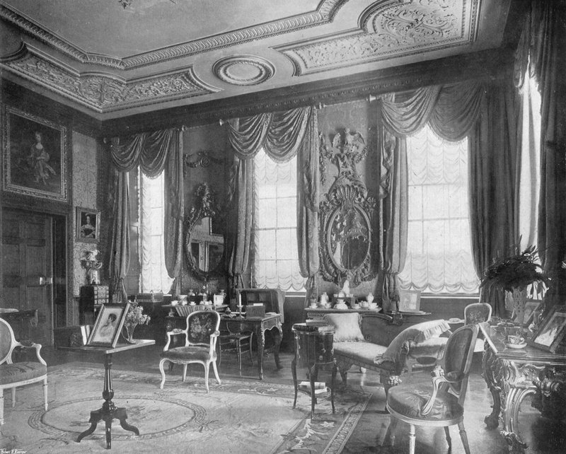 A négyzet alakú rajzterem alkotó: Charles Latham