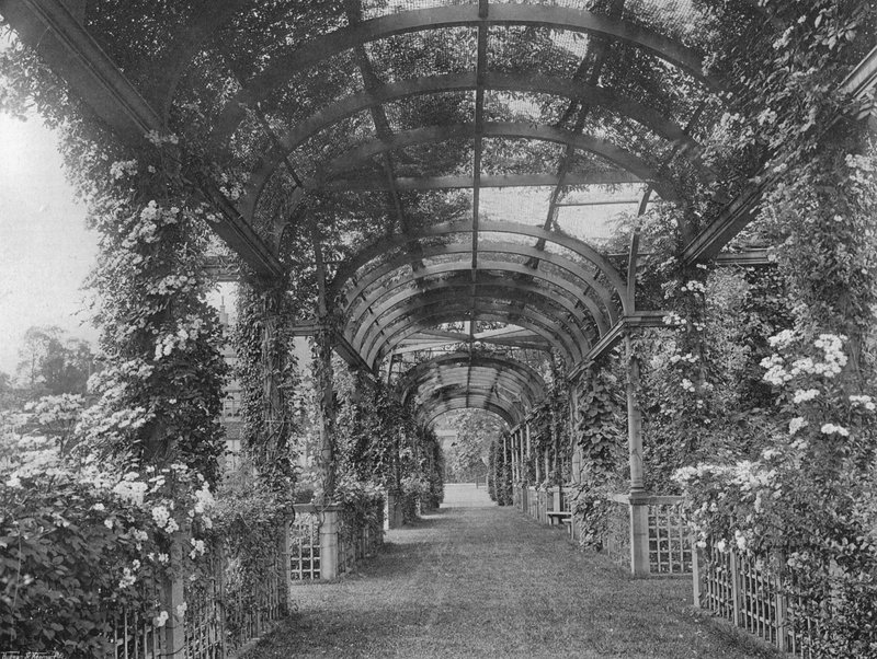 Az északi pergola alatt alkotó: Charles Latham