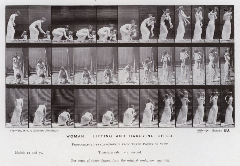 Mozgó emberalak: Nő, gyermeket emel és hordoz (f/w fotó) alkotó: Eadweard Muybridge