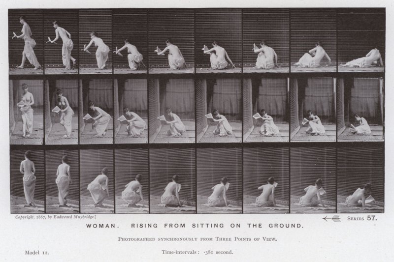 Mozgó emberalak: Nő, aki felemelkedett a földön ülve (f/w fotó) alkotó: Eadweard Muybridge