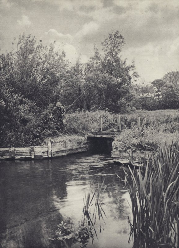 Egy kis teherhajó a Ramsbury vízen (fekete-fehér fotó) alkotó: Edward Alfred Barton